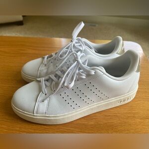 Adidas Advantage 2.0 sneakers in white with bronze heel